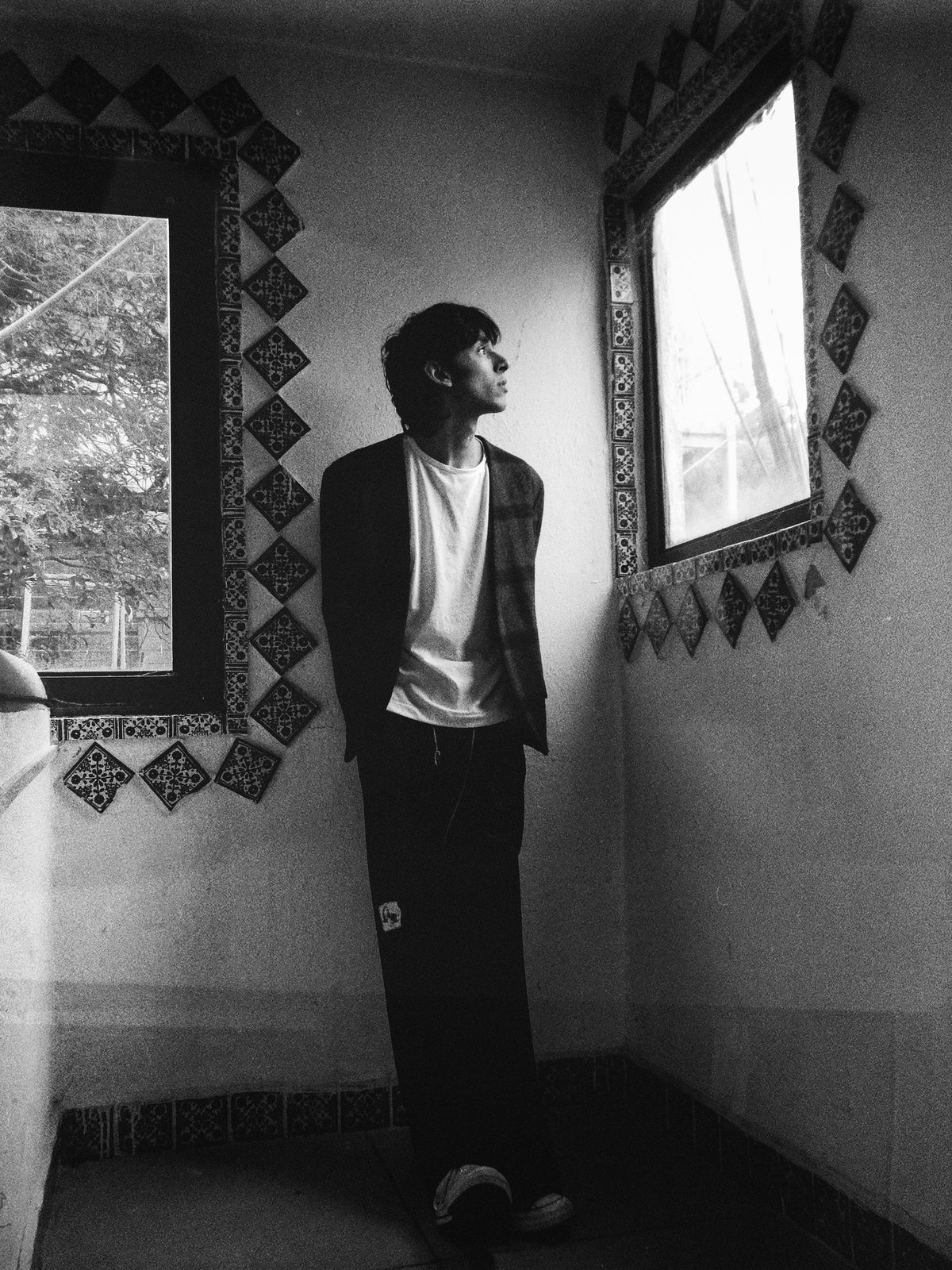 Retrato junto a ventana
